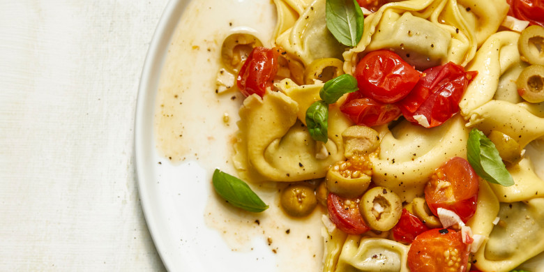 Tortellini met tomaat-olijvensaus 