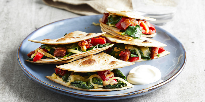 Quesadilla’s met spinazie, geroosterde paprika en chorizo 