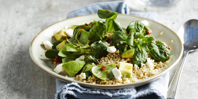 Quinoa-salade met avocado en geitenkaas 