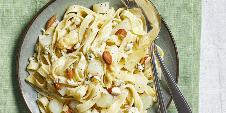 Tagliatelle met asperges, blauwe kaas en amandelen 