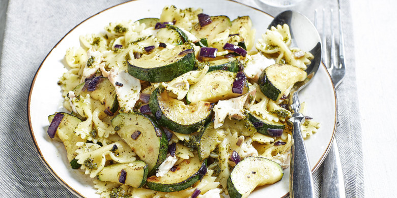 Farfalle met courgette en makreel 