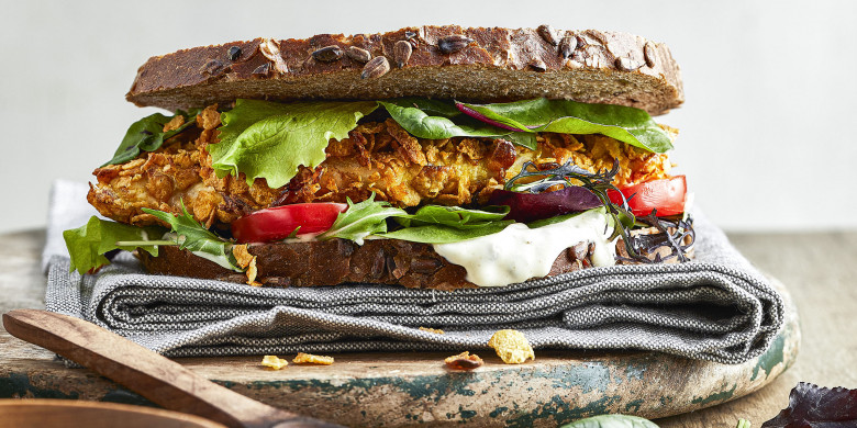 Crispy kipburger met honing-mosterdsaus 