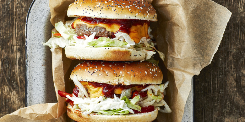 Cheeseburger met selderijsalade 