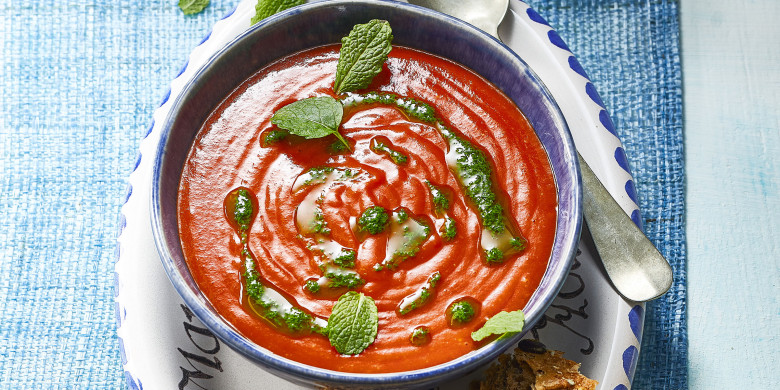 Frisse tomatensoep met muntolie 