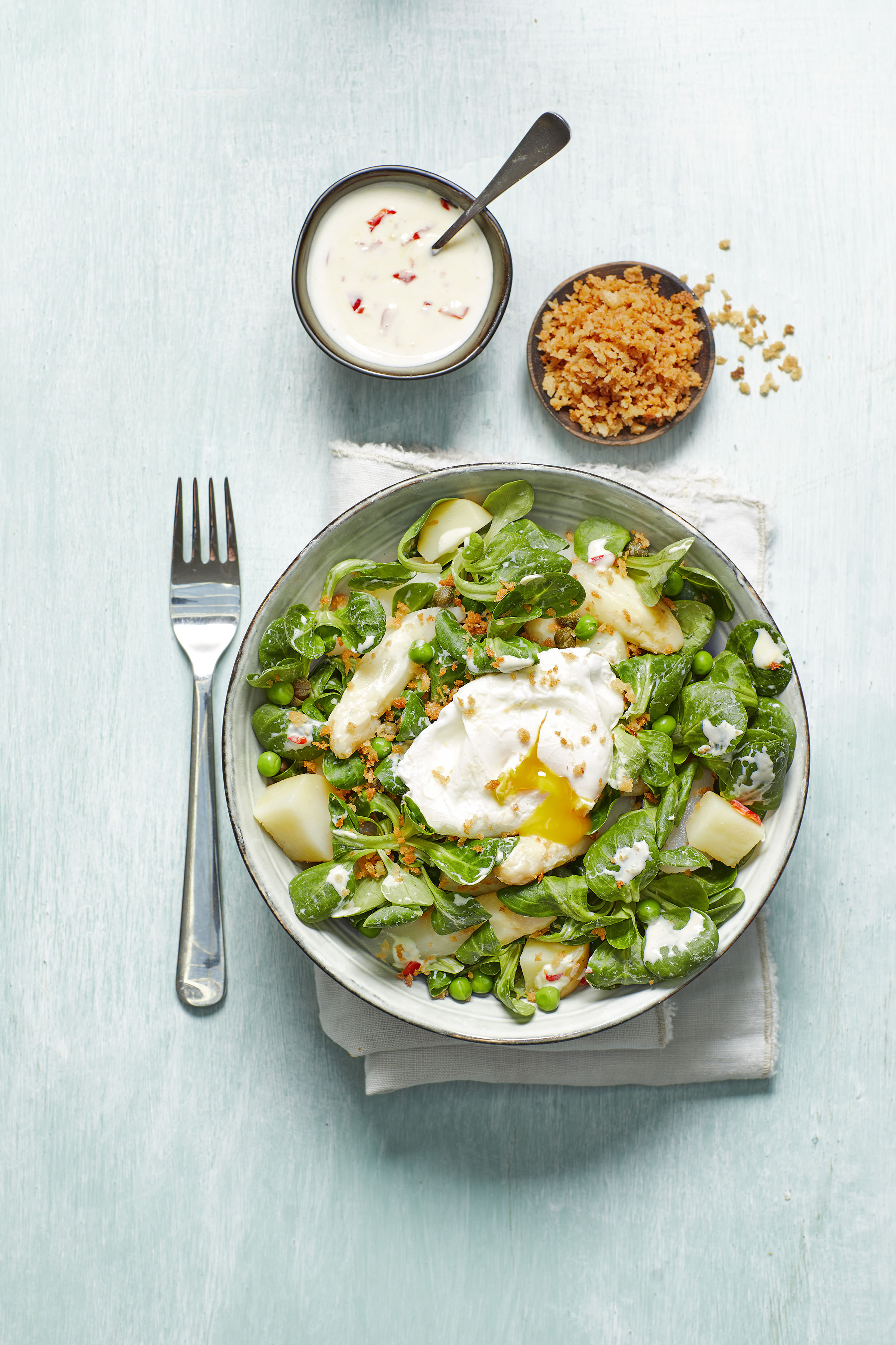 Lauwwarme aardappel-aspergesalade met gepocheerd ei