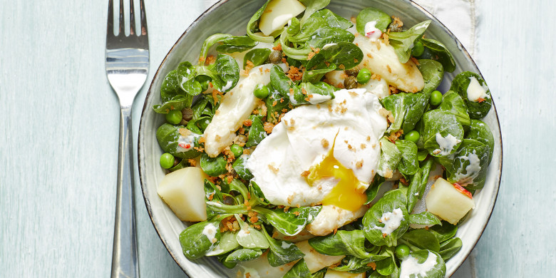Lauwwarme aardappel-aspergesalade met gepocheerd ei 