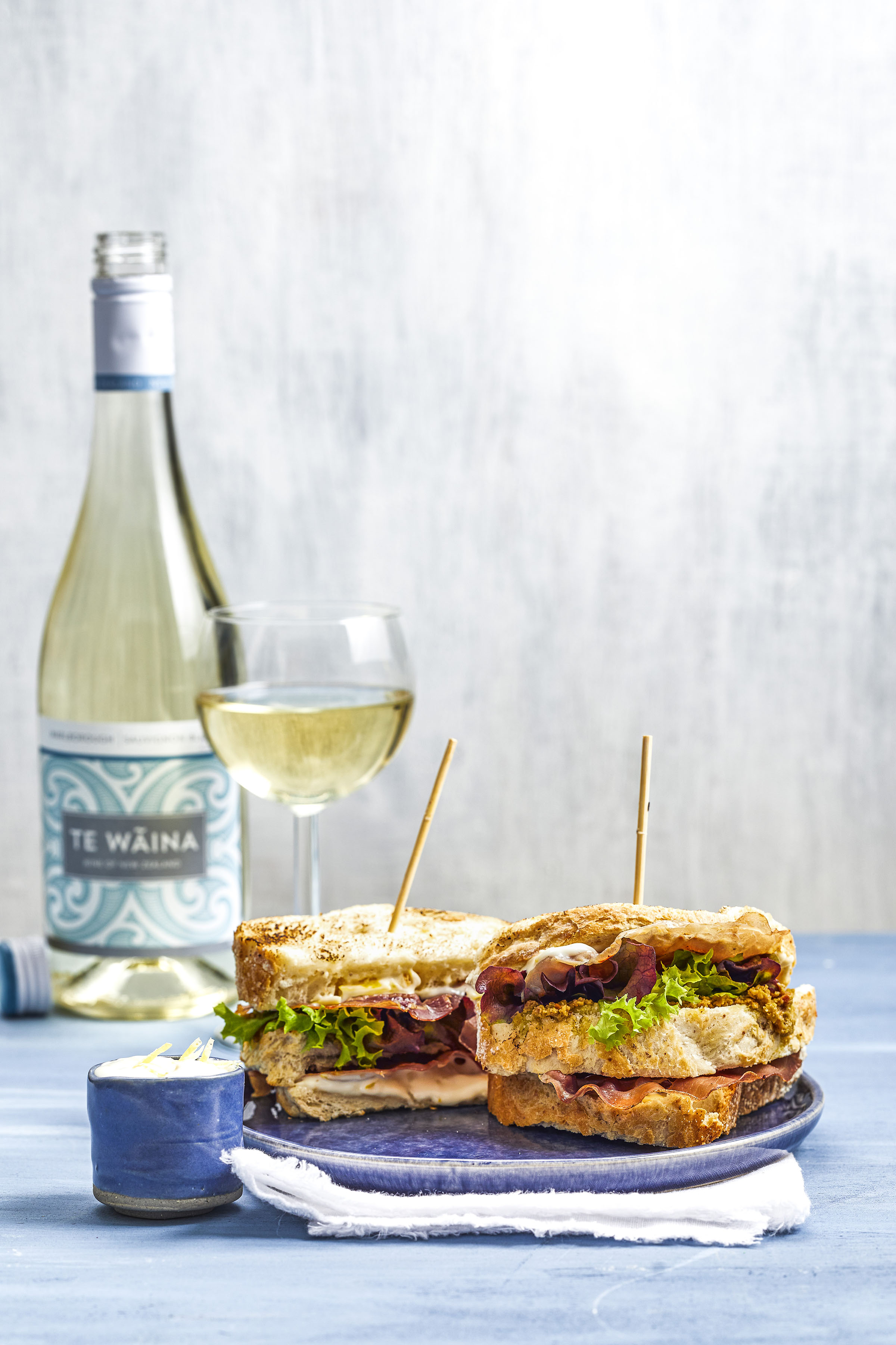 Clubsandwich met knapperige parmaham en citroenmayonaise