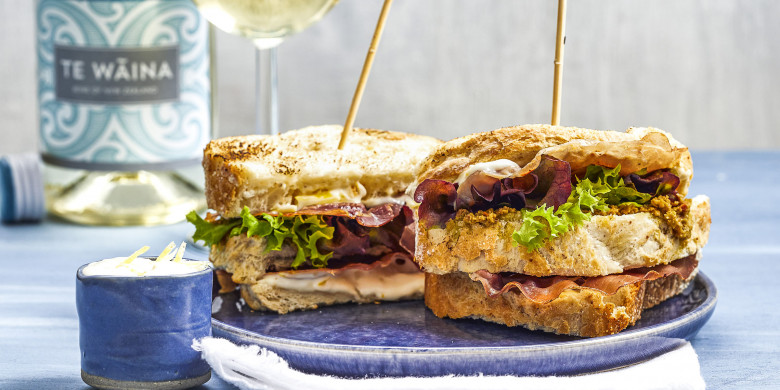 Clubsandwich met knapperige parmaham en citroenmayonaise 