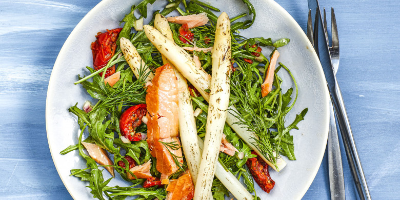 Salade van gegrilde asperges en warmgerookte zalm 