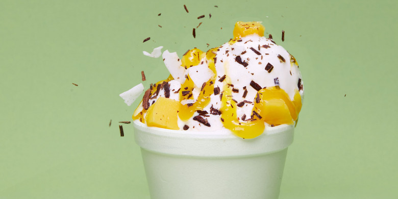 Stracciatella-ijs met mangocoulis en kokossnippers 
