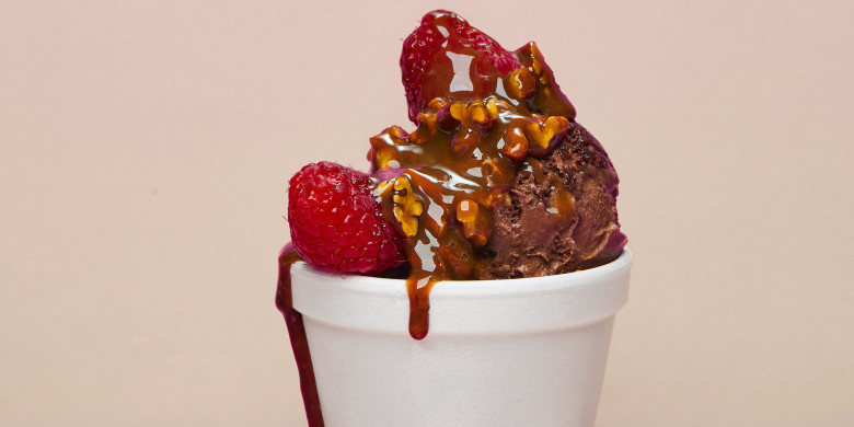 Chocolade-ijs met pecankaramel en frambozen