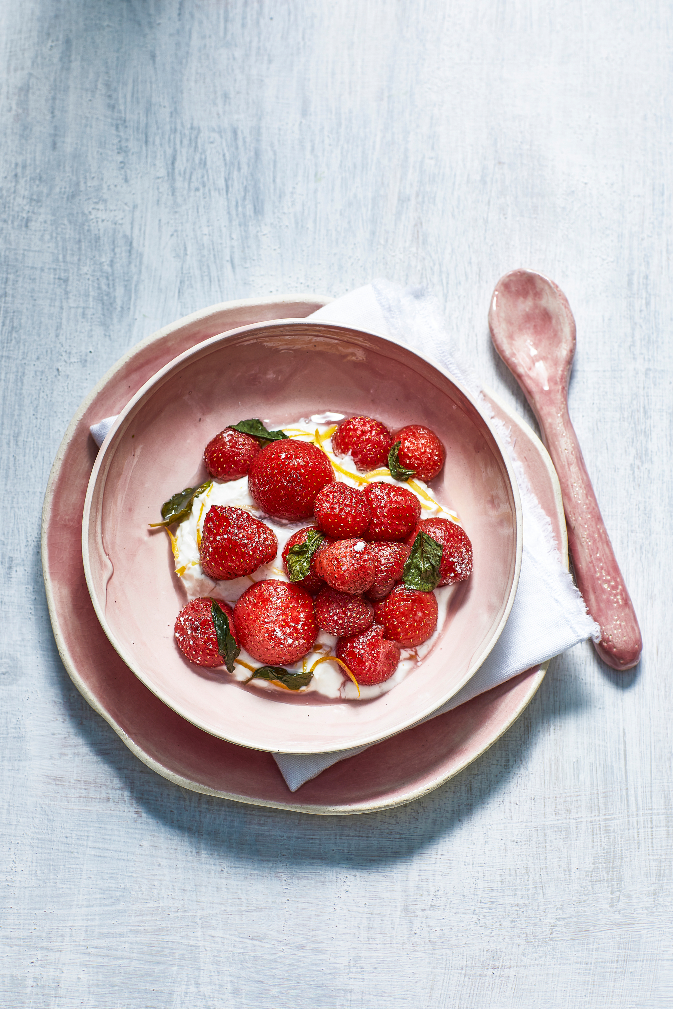 Geroosterde aardbeien met hangop