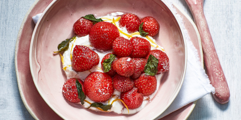 Geroosterde aardbeien met hangop