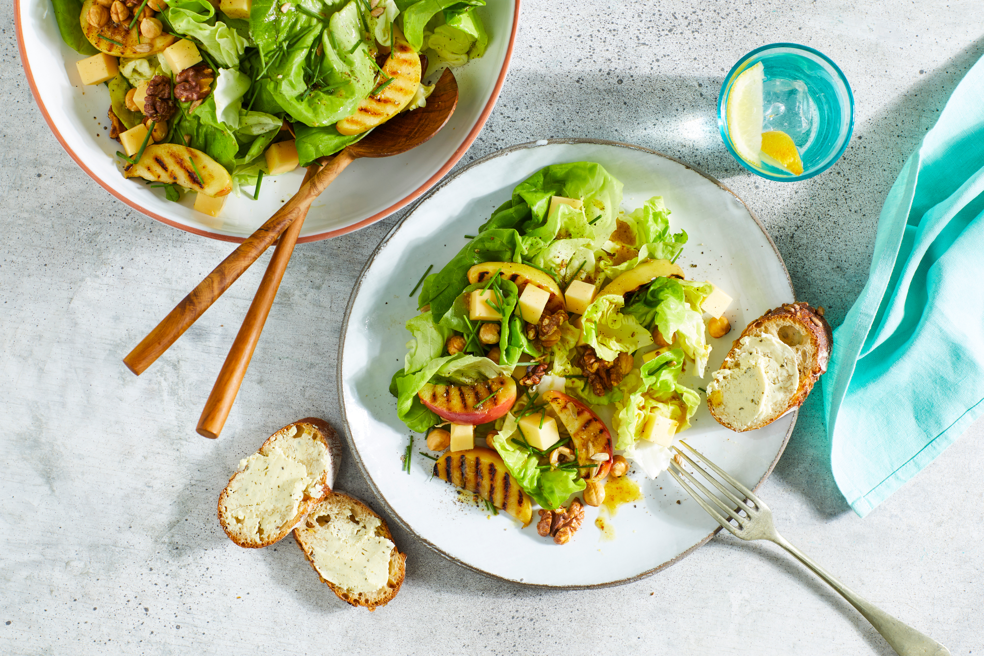 Zomerse maaltijdsalade met Goudse kaas en noten