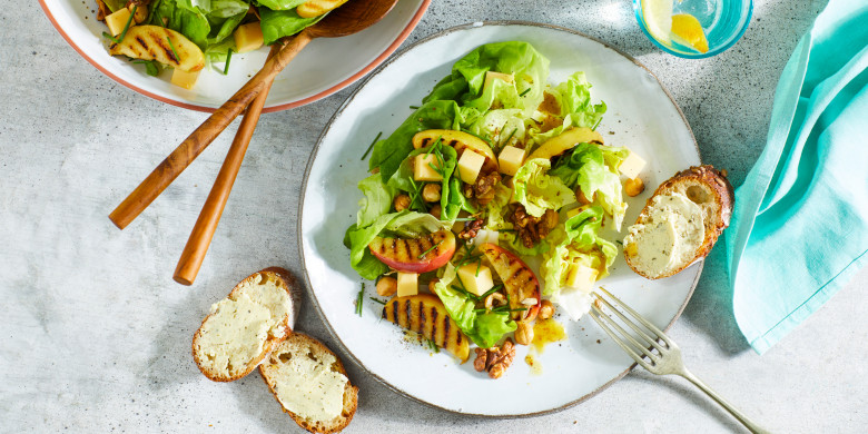 Zomerse maaltijdsalade met Goudse kaas en noten