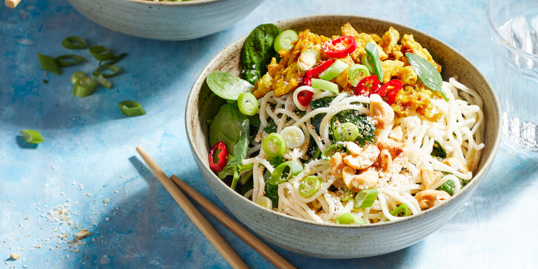 Noedelsalade met spinazie en kerrie-tofu