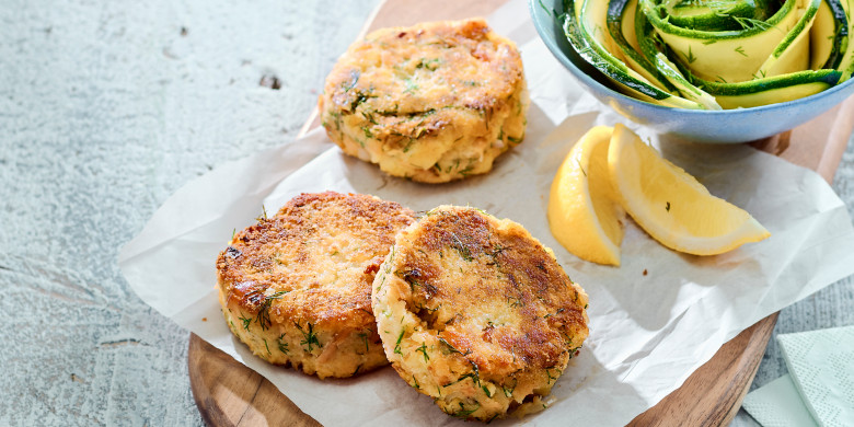 Aardappel-zalmkoekjes met courgettesalade 