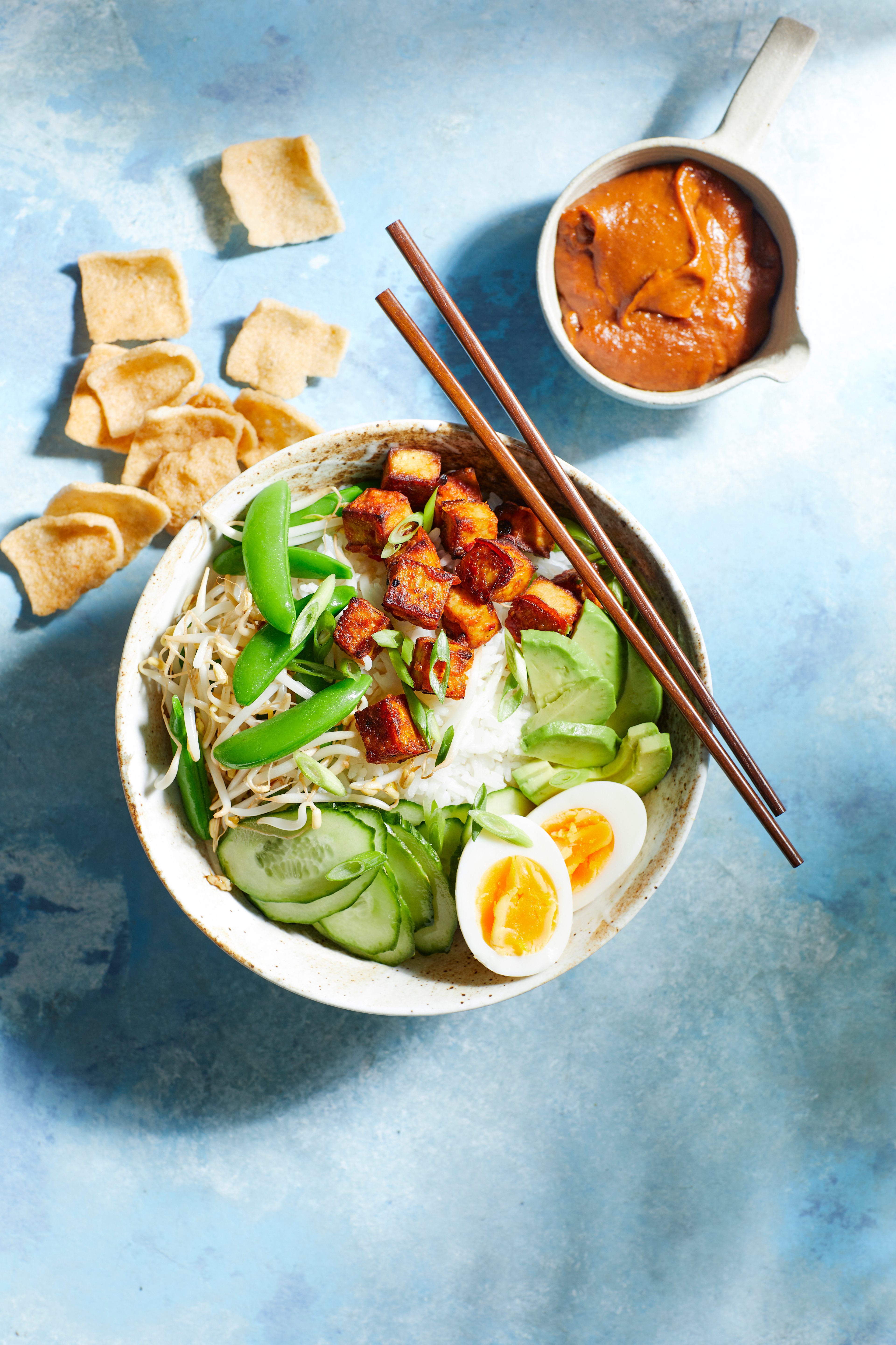 Gado gado-bowl met krokante tofu