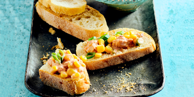 Tonijnsalade met mais en bosui