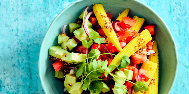 Babymais-salade met avocado en korianderdressing