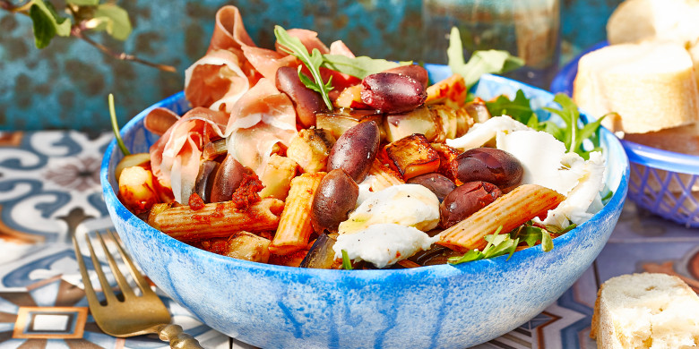 Pastasalade met aubergine, ham en mozzarella 
