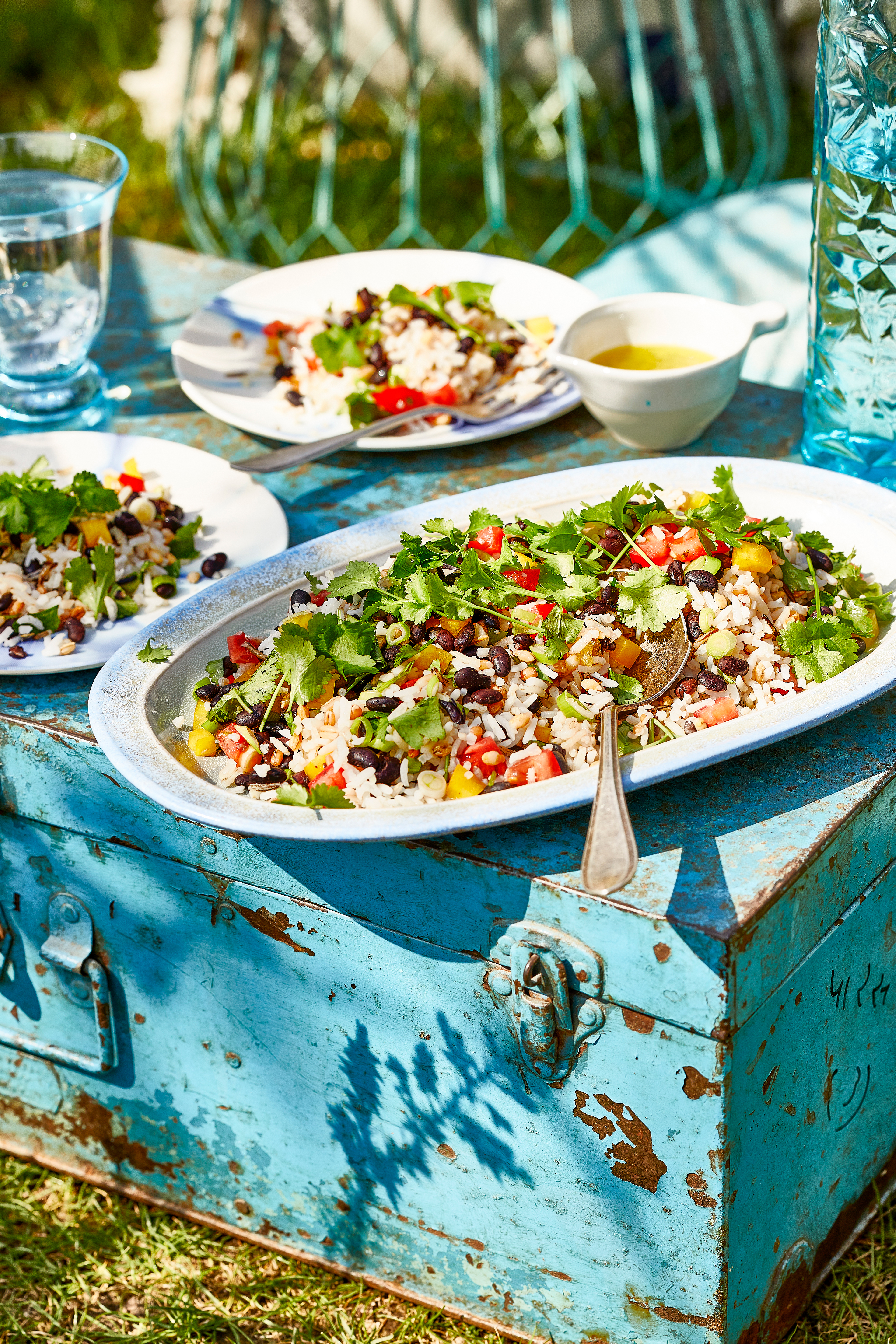 Rijstsalade met zwarte bonen en tomaat