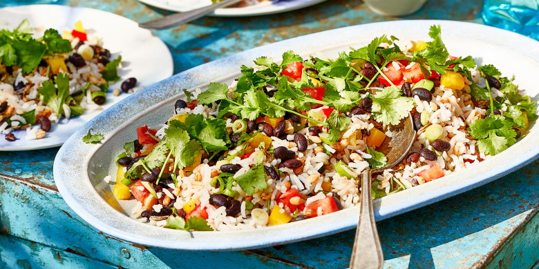 Rijstsalade met zwarte bonen en tomaat 