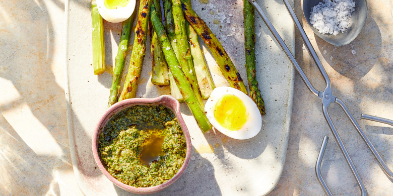 Gegrilde groene asperges met salsa verde 