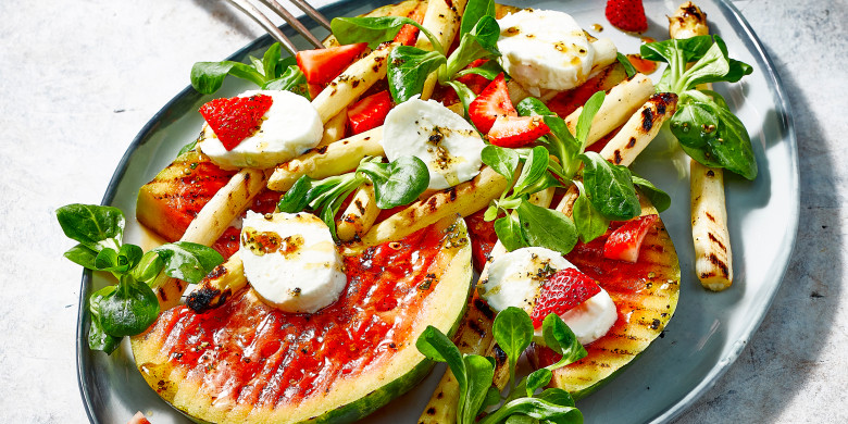 Gegrilde watermeloen en asperges met mozzarella 
