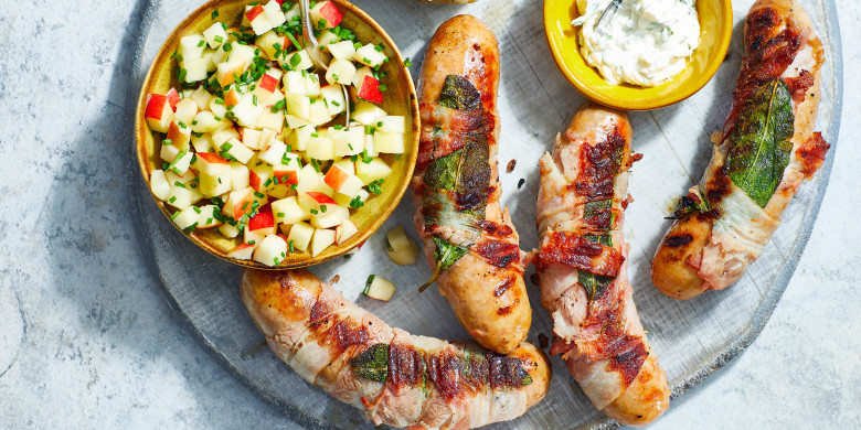 Gegrilde worst met spek en appelrelish 