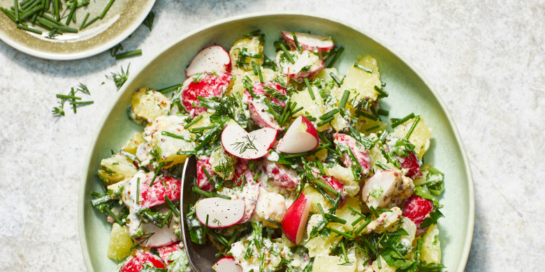 Kruidige aardappelsalade met radijs en yoghurtdressing 