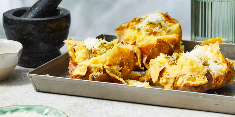 Gepofte aardappel met rozemarijn-kaastopping