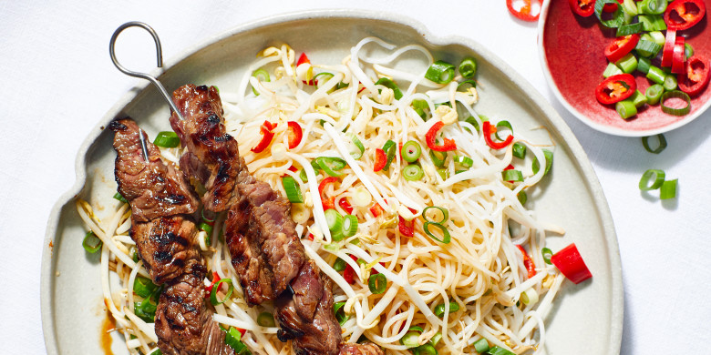 Beef teriyaki-spies met noedelsalade 