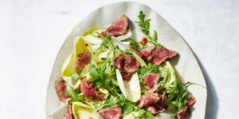 Salade met geroosterde biefstuk en tomatendressing 