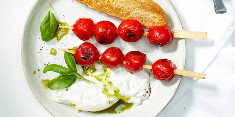 Gegrilde tomatenspiesjes met burrata en basilicumolie 