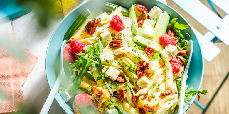 Pastasalade met gorgonzola, frambozen en basilicumcroutons 
