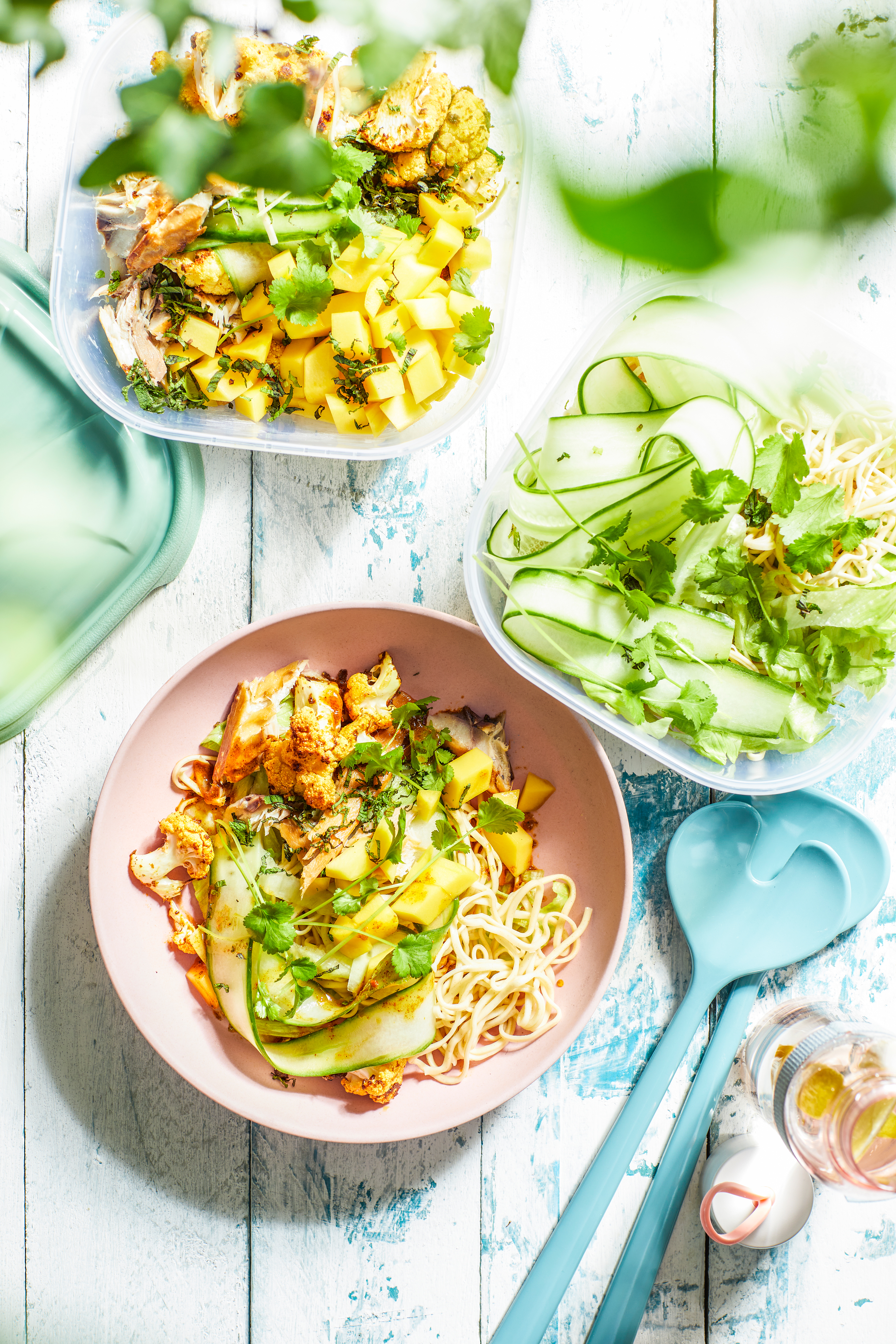 Noedelsalade met geroosterde bloemkool en makreel