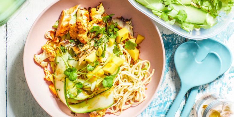 Noedelsalade met geroosterde bloemkool en makreel 