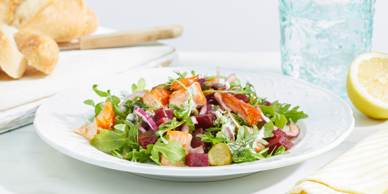 Salade met biet, zalm en romige yoghurtdressing