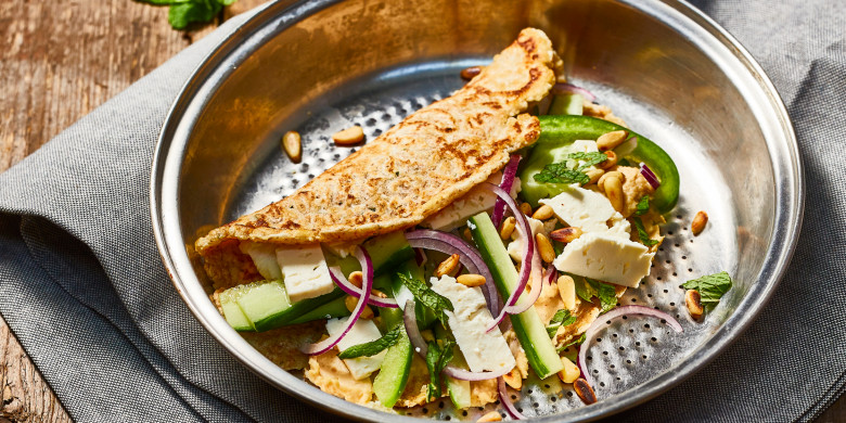Pannenkoekwrap met hummus, feta en groenten