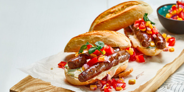 Cold dogs met tomaten-maissalsa en limoenmayo 