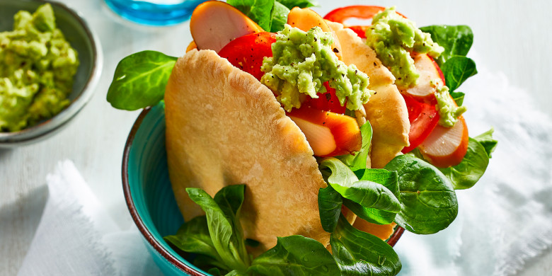 Pitabroodje met gerookte kip en guacamole 