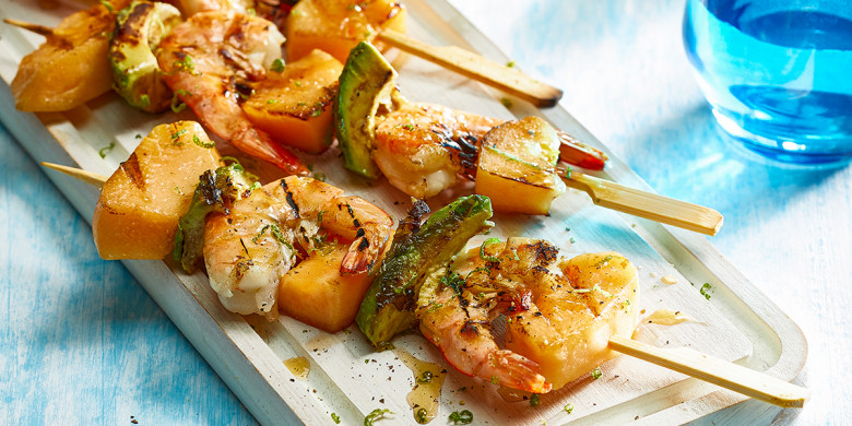 Spiesen met gegrilde meloen, garnalen en avocado 