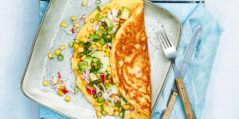 Omelet met krabsticks en avocado 