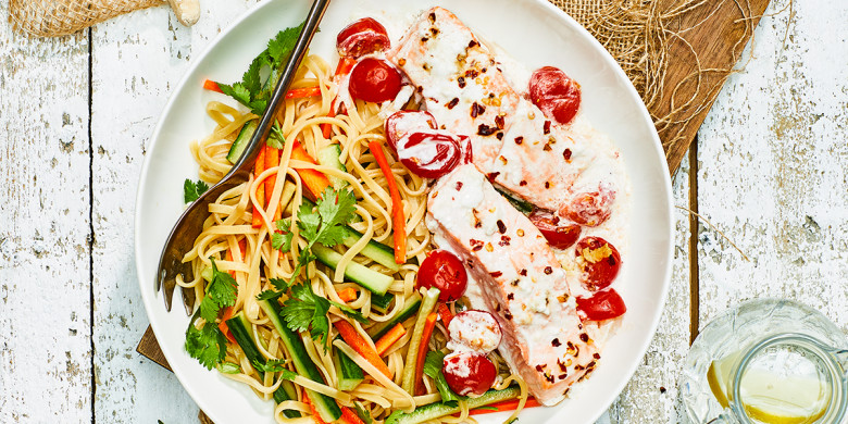 Zalm in kokossaus met noedelsalade 