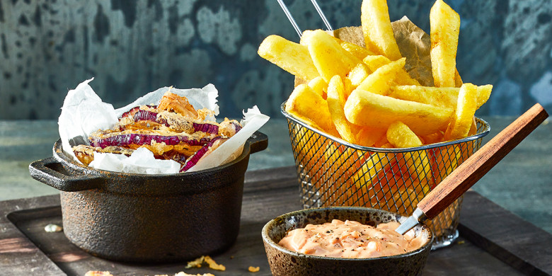 Homemade friet, gefrituurde uienringen en burgersaus 