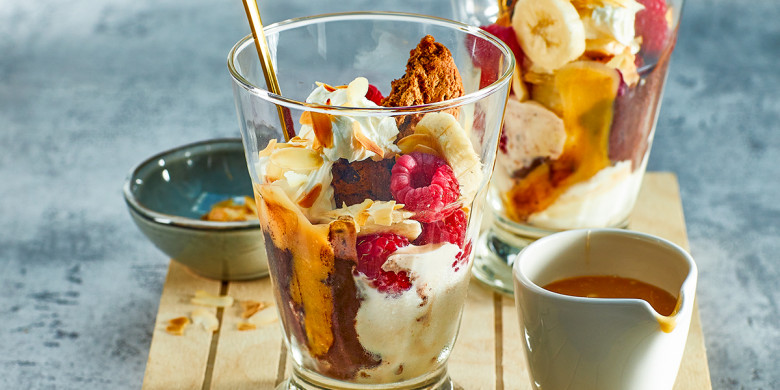 Sundae ijs met fudgesaus 