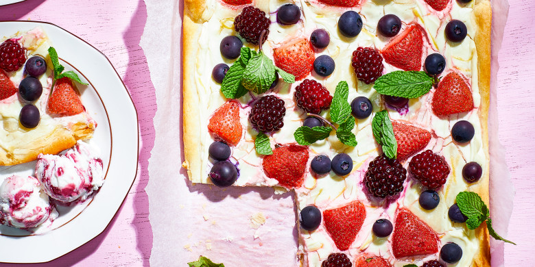 Zomerfruit-plaattaart met bosvruchtenijs
