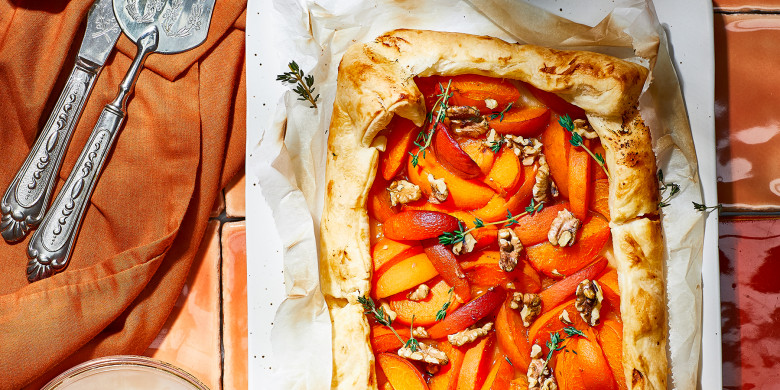 Abrikozen-walnotengalette met yoghurtijs 