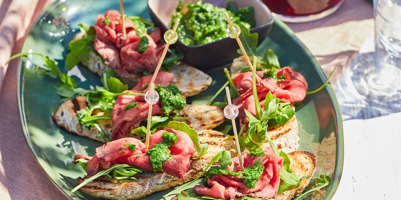 Pintxo’s met rosbief en chimichurri 